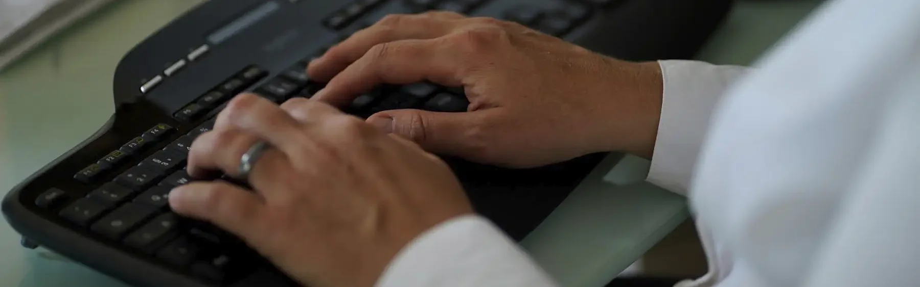 Stefanie Flunkert tippt auf ihrer Tastatur am Bürotisch