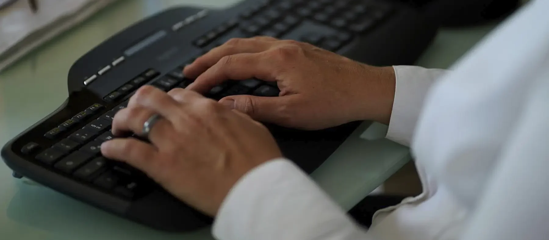 Stefanie Flunkert tippt auf ihrer Tastatur am Bürotisch