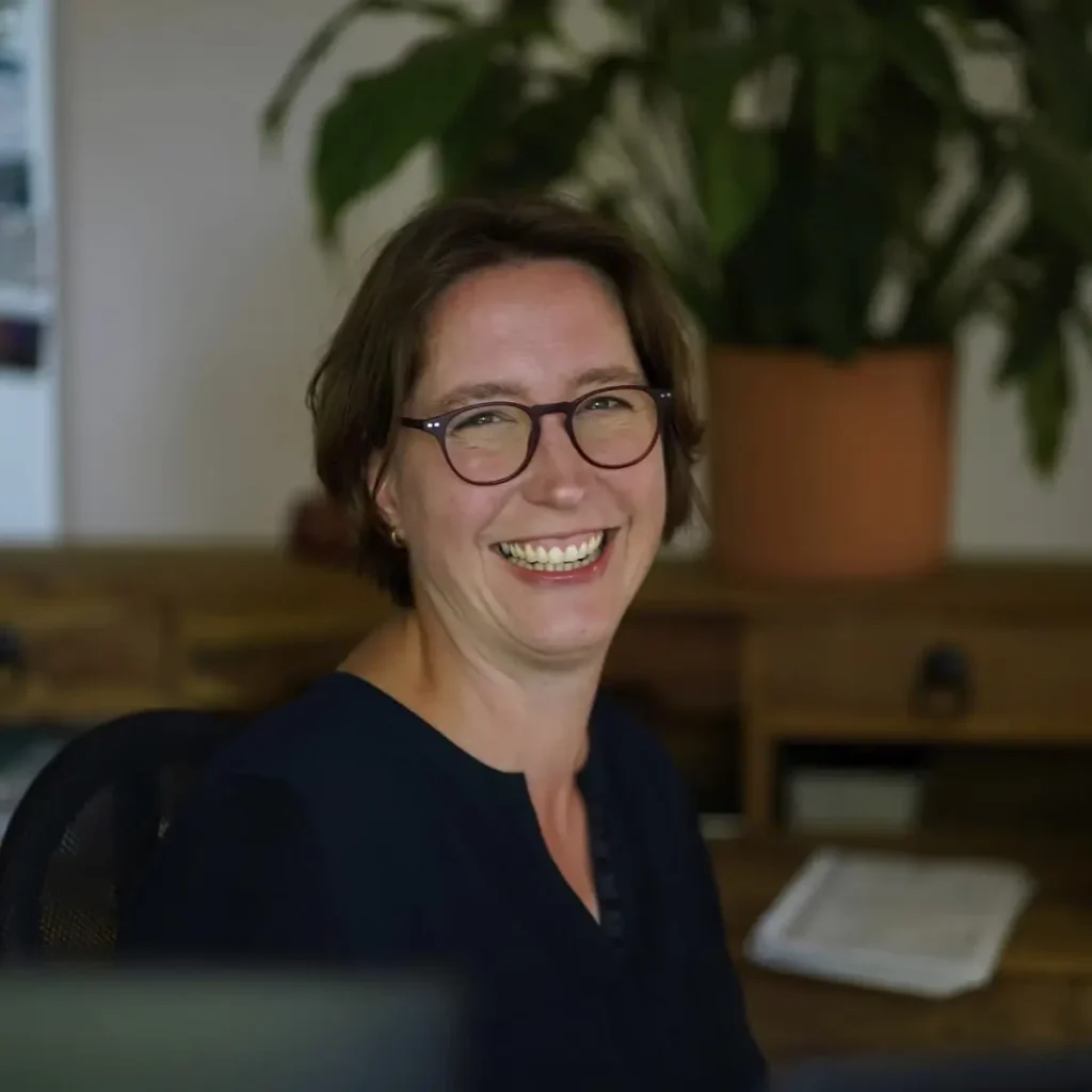 Stefanie Flunkert lächelnd in ihrem Büro