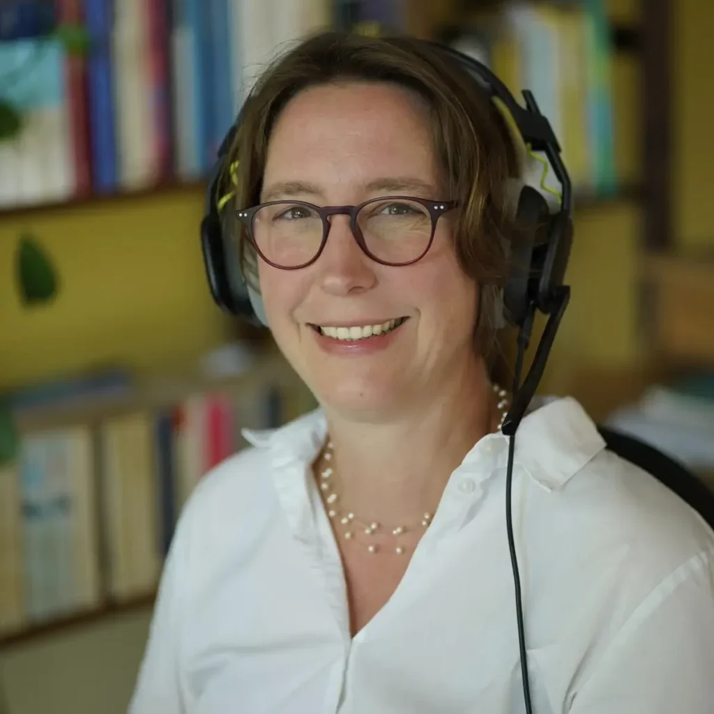 Stefanie Flunkert with headset in her office