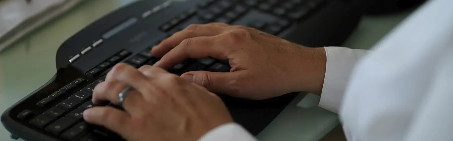 Stefanie Flunkert tippt auf ihrer Tastatur am Bürotisch